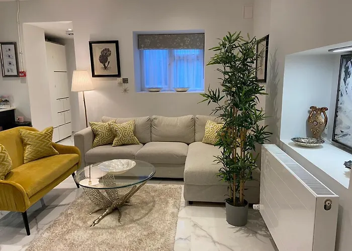 Elegant 2 Bed Flat In Chiswick